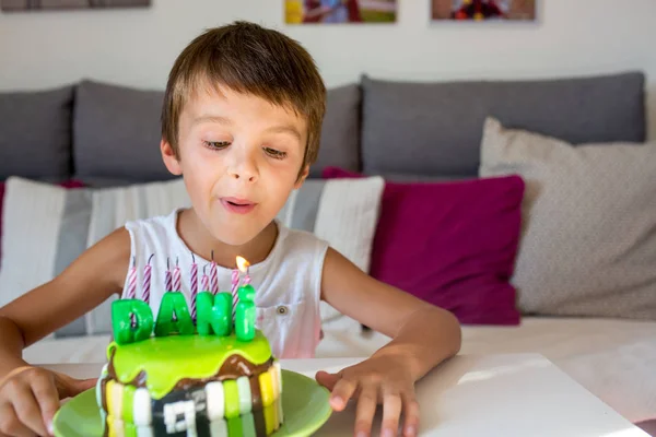 彼の誕生日を祝う幸せな子供の愛らしい少年 自家製焼き菓子 屋内に Nine ろうそくを吹いている子 学校の子供たちの誕生日パーティー 選択と集中 — ストック写真