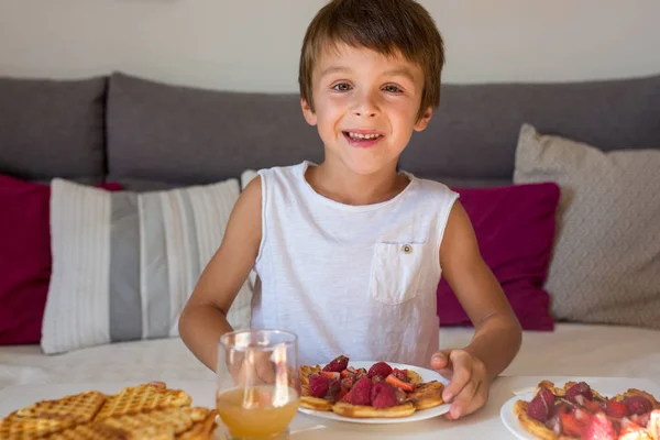 Dolce Festeggiato Mangiare Waffle Belgi Con Fragole Lamponi Cioccolato Casa — Foto Stock