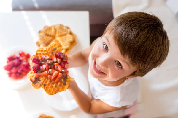 イチゴ ラズベリー チョコレート ベルギー ワッフルを家で食べる 甘い誕生日の男の子 — ストック写真