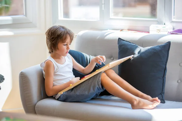 Criança Pré Escolar Lendo Livro Brincando Com Brinquedo Educativo Madeira — Fotografia de Stock