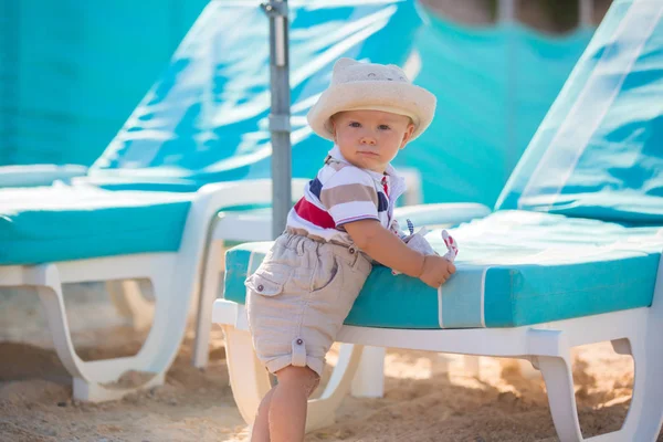 Elegante Bambino Giocando Sulla Spiaggia Con Peluche Giocattolo Confortante Cappello — Foto Stock