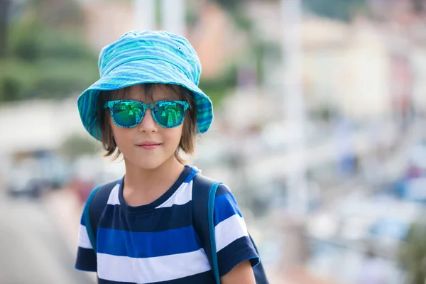 可爱的男孩 学龄前儿童 摆姿势与太阳镜在港口上的街道上 时尚的孩子 — 图库照片