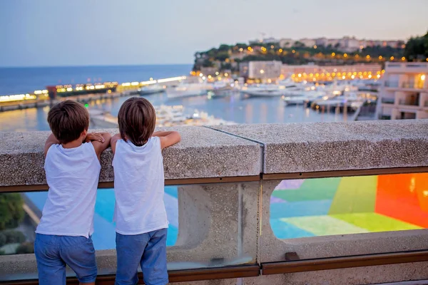 Dos Chicos Disfrutando Ciudad Mónaco Por Noche Divirtiéndose Aire Libre — Foto de Stock