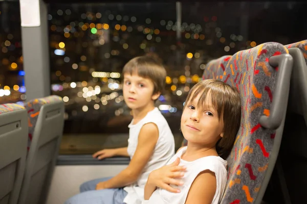 Retrato Crianças Meninos Ônibus Desfrutando Vista Noturna Com Ruas Iluminadas — Fotografia de Stock