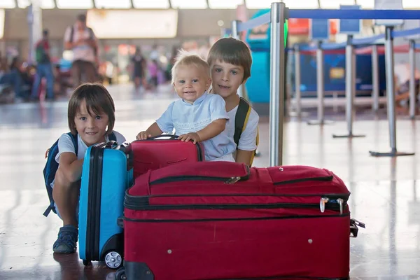 Kinderen Samen Reis Wachtend Luchthaven Aan Boord Van Het Vliegtuig — Stockfoto