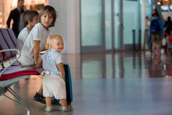 Kinderen Samen Reis Wachtend Luchthaven Aan Boord Van Het Vliegtuig — Stockfoto