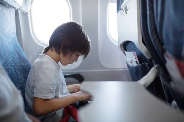 Lilla Pojke Leka Med Leksaker Ombord Flygplanet Glad Resenär — Stockfoto