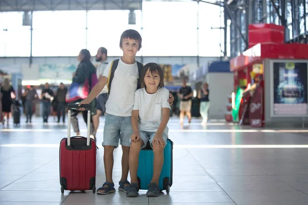 Дети Путешествующие Вместе Ожидающие Аэропорту Посадки Самолет — стоковое фото
