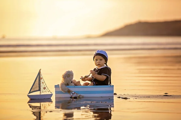 Niño Lindo Bebé Dulce Niño Jugando Con Barco Oso Peluche — Foto de Stock