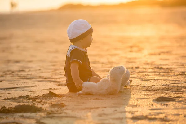 Χαριτωμένο Μωρό Παιδί Γλυκό Αγόρι Παίζοντας Βάρκα Αρκουδάκι Και Ψάρια — Φωτογραφία Αρχείου