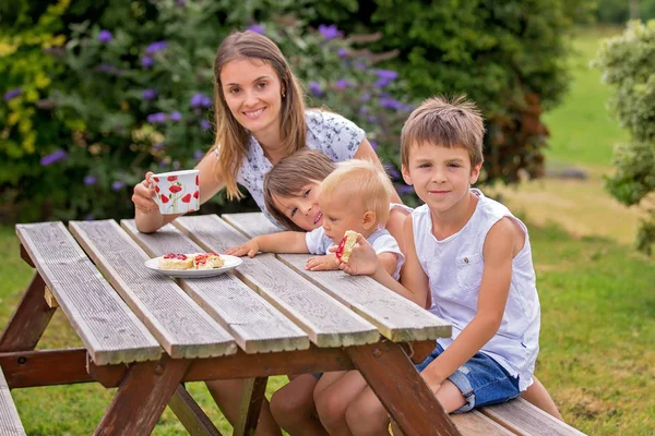 Mãe Três Filhos Tomando Chá Tarde Quintal Sua Casa Bela — Fotografia de Stock