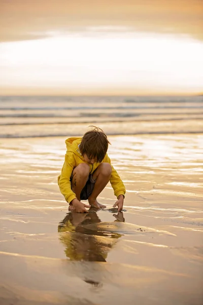Χαριτωμένο Όμορφο Παιδί Αγόρι Παίζει Στην Παραλία Άμμο Και Τρέχει — Φωτογραφία Αρχείου
