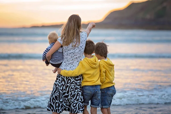 Giovane Madre Con Suoi Bellissimi Figli Godersi Tramonto Sull Oceano — Foto Stock