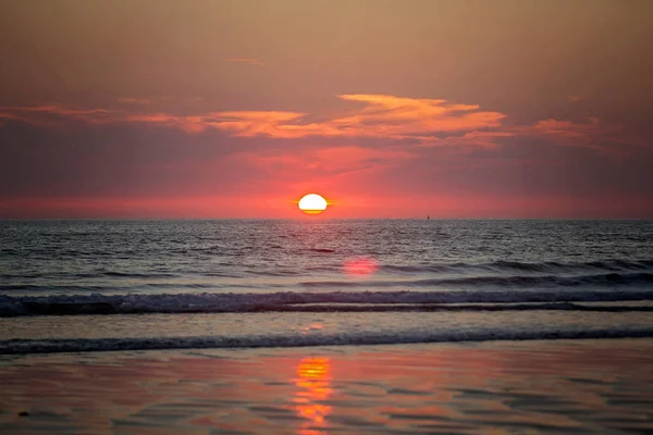 Pôr Sol Sobre Oceano Com Surfistas Água Verão — Fotografia de Stock