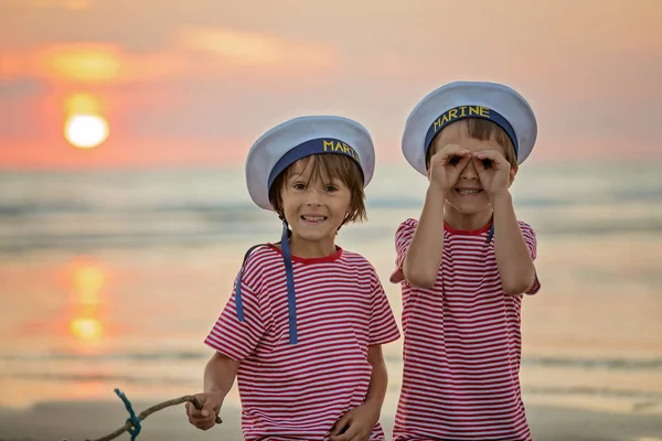 Marinero Bebé Lindo Niño Jugando Playa Con Barco Madera Peces —  Fotos de Stock