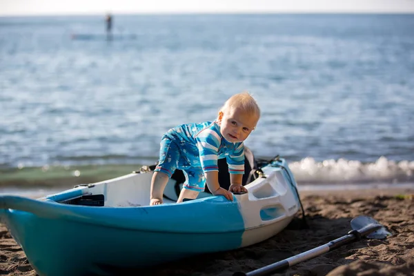 Słodki Maluch Łódź Canoe Plaży Przy Zachodzie Słońca — Zdjęcie stockowe