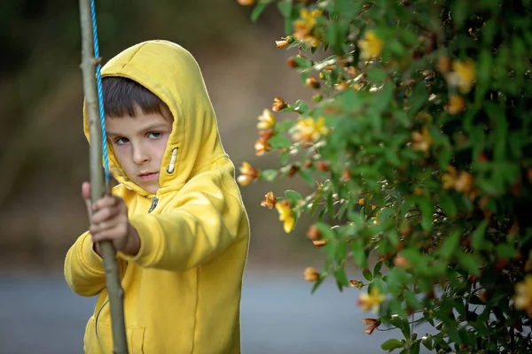 Garçon Âge Préscolaire Tir Avec Arc Flèche Coucher Soleil Dans — Photo