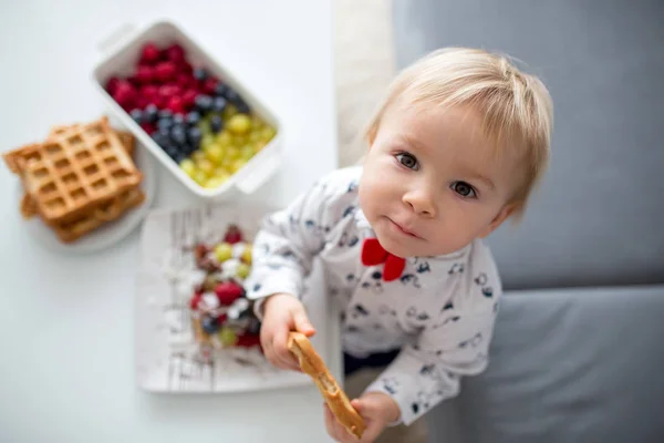 ラズベリー ブルーベリー Cocnut チョコレートとベルギー ワッフルを家で食べる 甘い幼児誕生日の男の子 — ストック写真