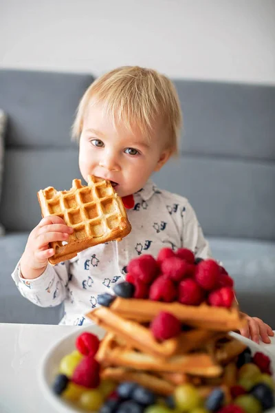 ラズベリー ブルーベリー Cocnut チョコレートとベルギー ワッフルを家で食べる 甘い幼児誕生日の男の子 — ストック写真