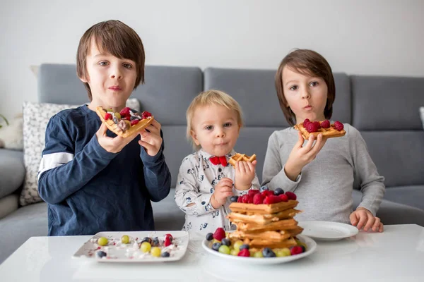 Dulce Niño Cumpleaños Sus Hermanos Comiendo Gofres Belgas Con Frambuesas —  Fotos de Stock