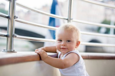 Bir teknede sevimli çocuk, aile tatil gezilebilecek yerler izliyor