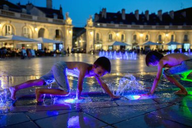 Çocuklar, çok sıcak bir yaz gününde canlandırıcı, Founta yürüyüş