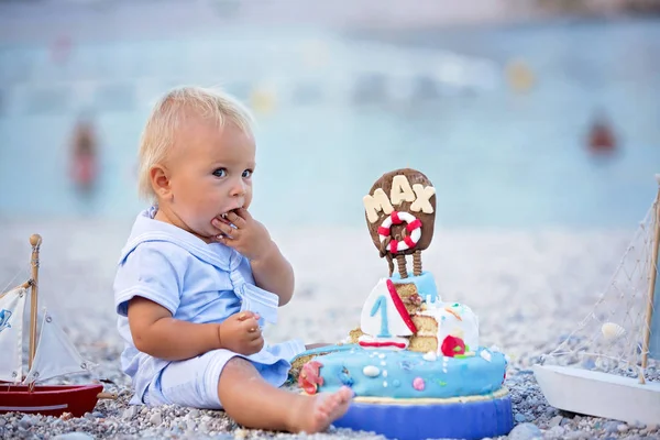 Tatlı bebek çocuk, deniz teması kek ile ilk Doğum günü kutluyor — Stok fotoğraf