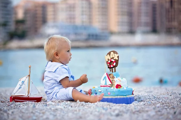 Dulce bebé, celebrando su primer cumpleaños con pastel temático de mar a —  Fotos de Stock