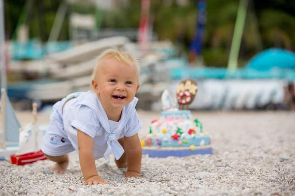 Dolce bambino, festeggiando il primo compleanno con torta tema mare a — Foto Stock