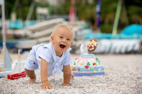 Dulce bebé, celebrando su primer cumpleaños con pastel temático de mar a — Foto de Stock