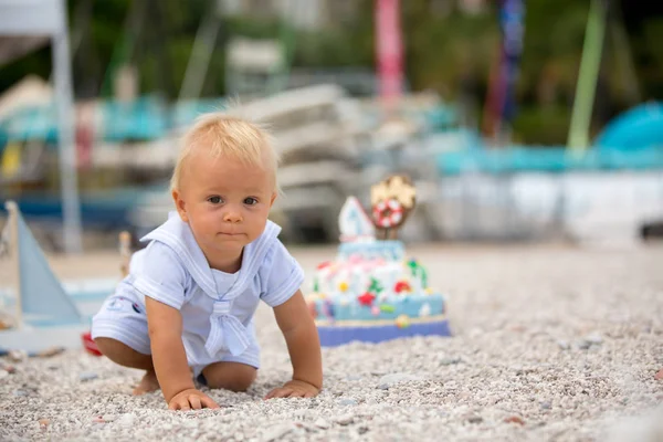 Sladký chlapeček, oslavující na pláži první narozeniny s mořem — Stock fotografie
