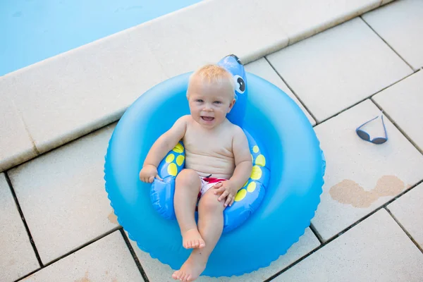 Dulce Niño Jugando Piscina Juegos Piscina Aire Libre Familia Vacaciones —  Fotos de Stock