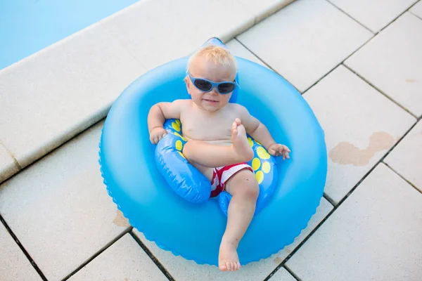 Süßer Kleiner Junge Der Pool Spielt Spiele Freibad Familie Urlaub — Stockfoto