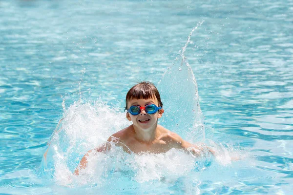 Kdis, tatil, aile tatil su havuzunda atlamak — Stok fotoğraf