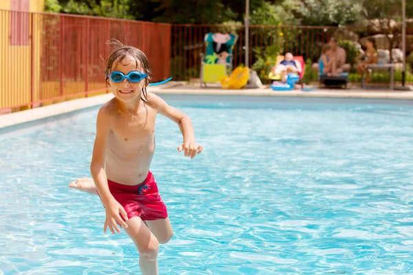 Кдис, прыжок в бассейн на отдыхе, семейный отдых — стоковое фото