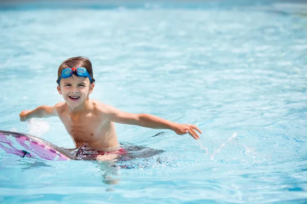 Kdis, skok do vodního bazénu na dovolené, rodinné prázdniny — Stock fotografie