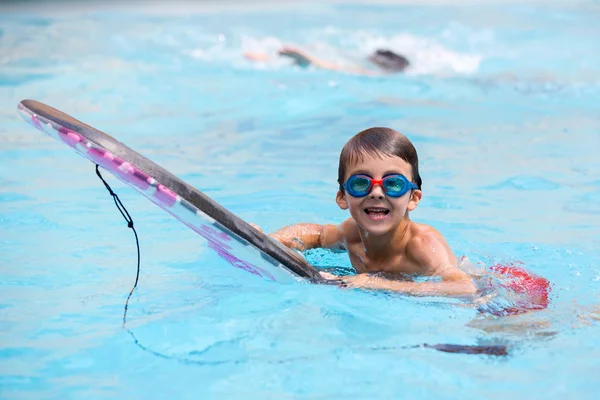 Kdis, skok do vodního bazénu na dovolené, rodinné prázdniny — Stock fotografie