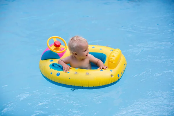 Bambino carino, giocando con barca gonfiabile in piscina — Foto Stock