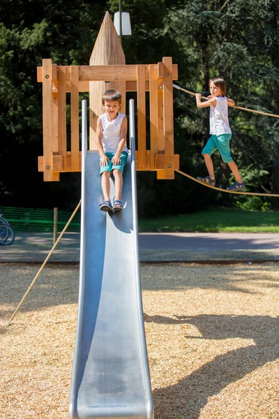 Barn, leka tillsammans på lek platsen — Stockfoto