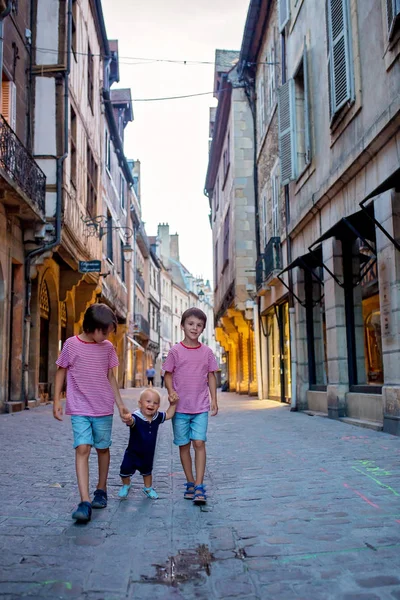 Three children, siblings, boys, walking hand in hands on the str — Stock Photo, Image