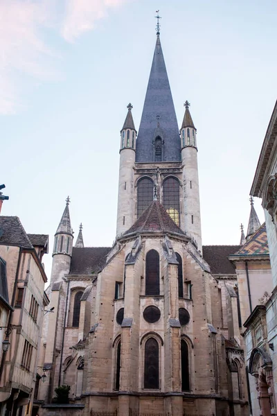 Calles de Dijon con diferentes edificios durante el verano — Foto de Stock