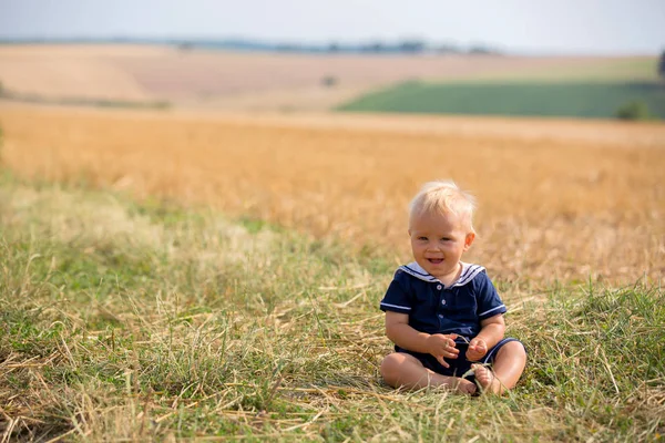 Bebis pojke på vanligt fält i Frankrike — Stockfoto