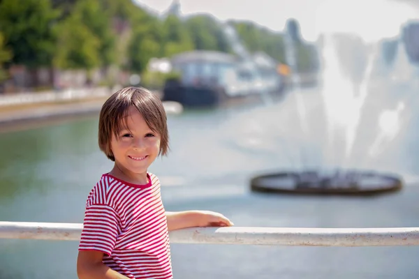 Liten pojke på en bro i staden Troyes — Stockfoto