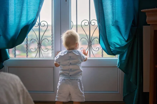 Niño, niño, jugando con libros en casa — Foto de Stock