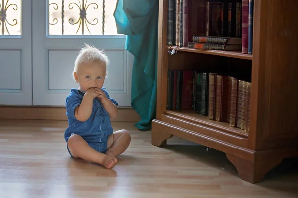 Niño, niño, jugando con libros en casa —  Fotos de Stock