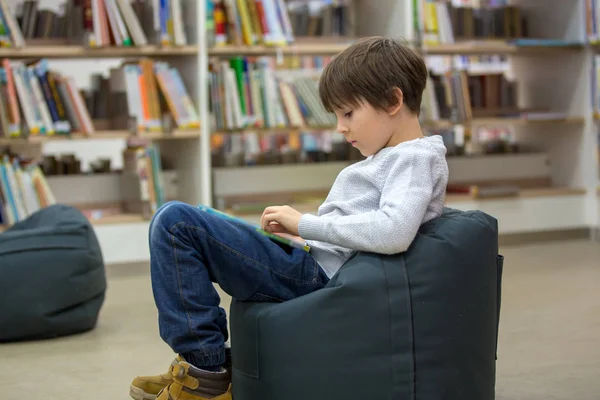 Inteligentne dzieci, bracia chłopca, wychowanie się w bibliotece — Zdjęcie stockowe