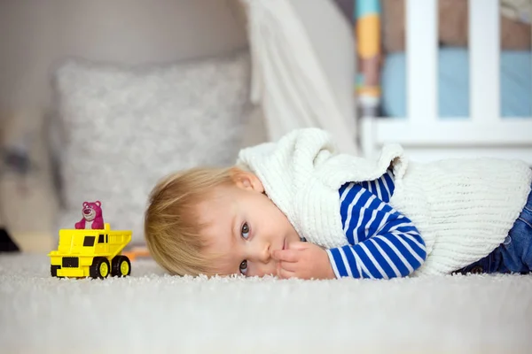 Lieve peuter jongen, spelen met auto speelgoed thuis in de kinderkamer, c — Stockfoto