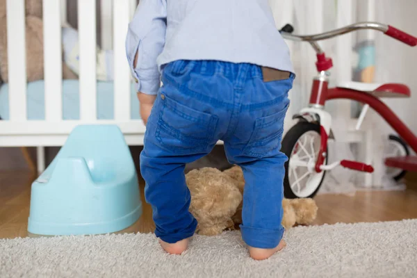 A small toddler boy, peeing in his pants, could not make it on t — Stock Photo, Image