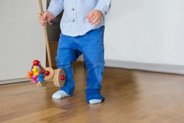 Egy kis kisgyermek fiú, pisilnek a nadrágját, nem tudta, hogy a t — Stock Fotó