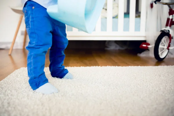 Ein kleiner Junge, der in seine Hose pinkelte, schaffte es nicht auf den Boden. — Stockfoto